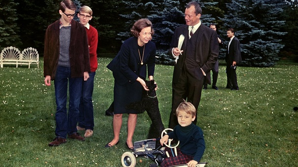 Willy Brandt mit seiner Frau Rut und den Söhnen Lars (14), Peter (16) und Matthias (4), aufgenommen 1965.  | Bild: picture-alliance/dpa