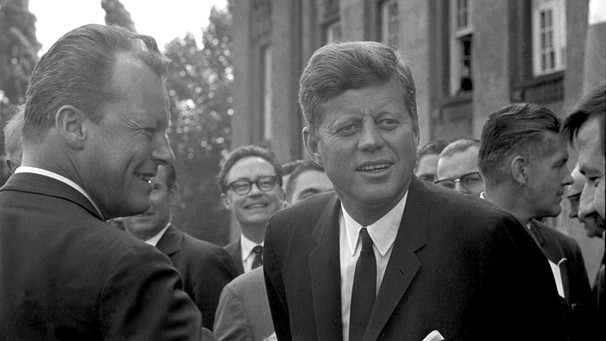 Der Regierende Bürgermeister von Berlin Willy Brandt (l) mit US Präsident John F. Kennedy am 26.06.1963 in Berlin | Bild: picture-alliance/dpa