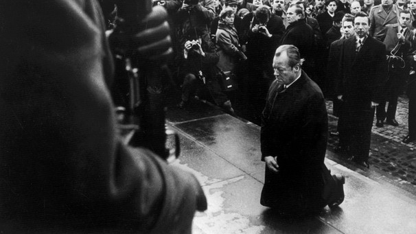 Bundeskanzler Willy Brandt kniet am 7. Dezember 1970 vor dem Mahnmal im einstigen jüdischen Ghetto in Warschau | Bild: picture-alliance/dpa