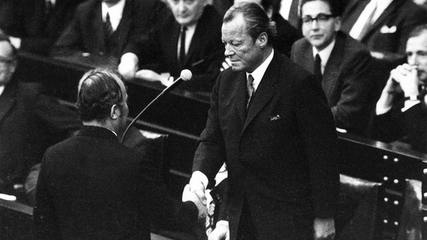 Rainer Barzel (CDU, l) gratuliert Bundeskanzler Willy Brandt (SPD), nachdem das Mißtrauensvotum gegen Brandt im Bundestag in Bonn gescheitert ist  | Bild: picture-alliance/dpa