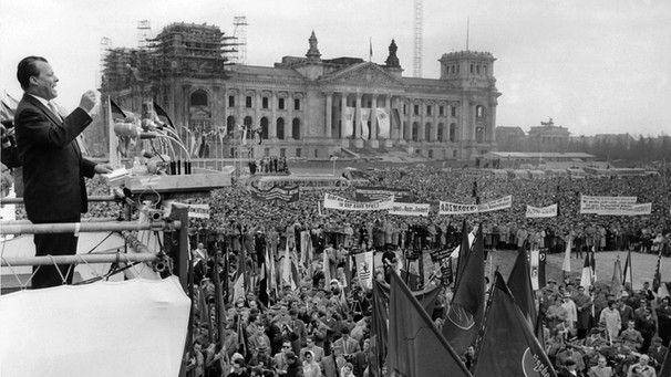 Am 01.05.1960 hält der Regierende Bürgermeister von Berlin, Willy Brandt, vor 750000 Berliner Bürgern am zerstörten Reichstagsgebäude eine Rede unter dem Motto "Freiheit für alle" | Bild: picture-alliance/dpa