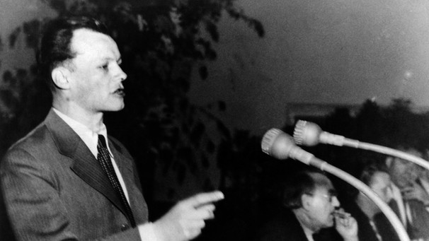 Der junge Willy Brandt hält im Mai 1949 auf dem Berliner Parteitag der SPD eine Rede | Bild: picture-alliance/dpa