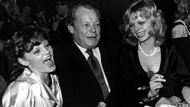 Bundeskanzler Willy Brandt (M) gemeinsam mit den Schauspielerinnen Mascha Rabben (l) und Gabi Larifari (r) am 21.03.1973 auf dem bayerischen Starkbierfest in Remagen | Bild: picture-alliance/dpa