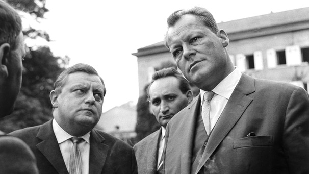 Der Regierende Bürgermeister von Berlin, Willy Brandt (r, SPD), und Bundesminister Franz Josef Strauß (l, CSU) am 11.07.1961. Im Hintergrund der SPD-Politiker Egon Bahr.  | Bild: picture-alliance/dpa
