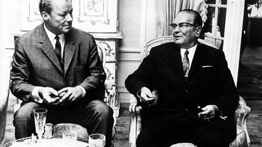 Bundeskanzler Willy Brandt (l) und sein Gast, der jugoslawische Staatspräsident Josip Broz Tito bei ihrem Gespräch in Schloß Röttgen bei Bonn am 11.10.1970. Tito war am Vormittag zu einem mehrstündigen Aufenthalt in der Bundesrepublik eingetroffen. | Bild: picture-alliance/dpa