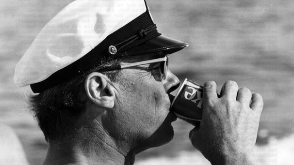 Bundeskanzler Willy Brandt erholt sich mit einer Coca-Cola am Strand von Florida im Januar 1972 | Bild: picture-alliance/dpa