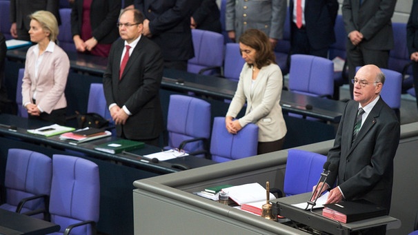Gedenkminute für Altkanzler Helmut Schmidt | Bild: dpa-Bildfunk