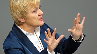 Renate Künast (Bündnis90/Grüne) spricht am 02.07.2015 während der Debatte um Sterbehilfe und Sterbebegleitung im Deutschen Bundestag in Berlin.  | Bild: dpa-Bildfunk