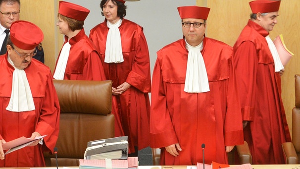 Die Bundesverfassungsrichter um Präsident Vosskuhle versammeln sich am Richtertisch | Bild: picture-alliance/dpa