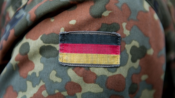 Deutschland-Flagge auf Uniform eines Soldaten | Bild: picture-alliance/dpa