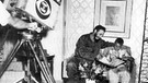 Februar 1959: Fidel Castro und sein Sohn Fidelito während der Aufnahmen zu der amerikanischen TV-Show "Person to Person" in Hilton-Hotel in Havanna | Bild: pa/dpa/UPI