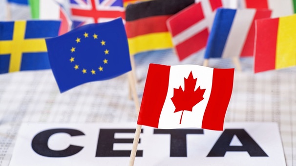 Flagen von Kanada und der EU mit dem Schriftzug CETA | Bild: picture-alliance/dpa