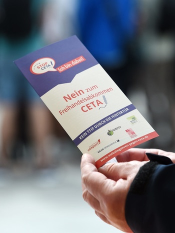 Informationsblatt zum Volksbegehren gegen CETA | Bild: pa/dpa/Tobias Hase