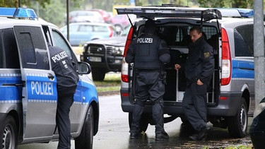 Polizisten sind am 08.10.2016 in Chemnitz (Sachsen) im Einsatz. Wegen eines möglichen Sprengstoffanschlags läuft seit dem Morgen ein Großeinsatz der Polizei in einem Chemnitzer Plattenbauviertel. | Bild: dpa-Bildfunk