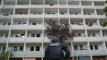 Die Polizei sichert am 09.10.2016 ein Wohnhaus in Chemnitz (Sachsen) ab. Wegen eines möglichen Sprengstoffanschlags läuft seit Samstag (08.10.2016) ein Polizeieinsatz in dem Wohnviertel. Die Polizei sucht weiter nach dem 22-jährigen Syrer, der einen Bombenanschlag geplant haben soll. | Bild: Reuters (RNSP)/FABRIZIO BENSCH