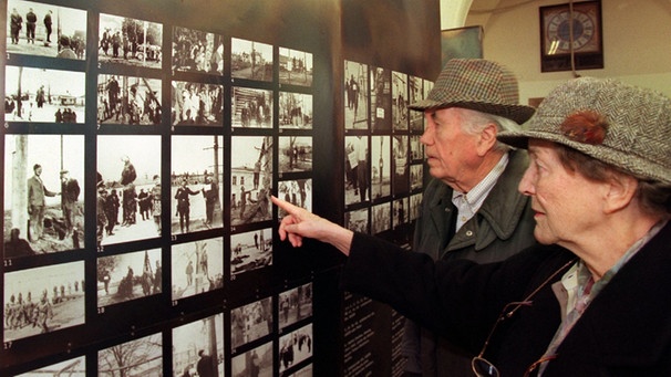 Zwei Besucher der Ausstellung über die Verbrechen der Wehrmacht im Münchner Rathaus | Bild: picture-alliance/dpa