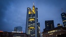 Die Zentrale der Commerzbank in Frankfurt am Main (Hessen) im Morgenlicht erleuchtet | Bild: dpa-Bildfunk