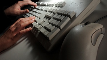 Hände und eine Computer-Tastatur (Symbolbild) | Bild: picture-alliance/dpa
