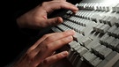 Hände und eine Computer-Tastatur (Symbolbild) | Bild: picture-alliance/dpa