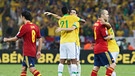 Oscar (Mitte frontal) und Jo von Brasilien umarmen sich nach dem Sieg im FIFA Confederations Cup 2013 | Bild: picture-alliance/dpa