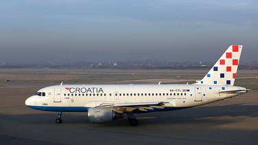 Croatia, Zagreb - Croatia Airlines airplanes at Zagreb Airport runway. | Bild: picture-alliance/dpa