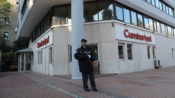 Sicherheitsmann vor dem Gebäude der oppositionellen Zeitung Cumhuriyet  | Bild: dpa-Bildfunk