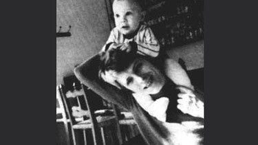 Duncan Jones als Kleinkind auf David Bowies schultern | Bild: Duncan Jones