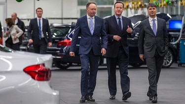 Großbritanniens Premierminister David Cameron (M) wird am 07.01.2016 in München (Bayern) von BMW Chef Harald Krüger (r) und dem Leiter des Vertriebs bei BMW, Ian Robertson, durch das Werk geführt. | Bild: dpa-Bildfunk/Marc Müller