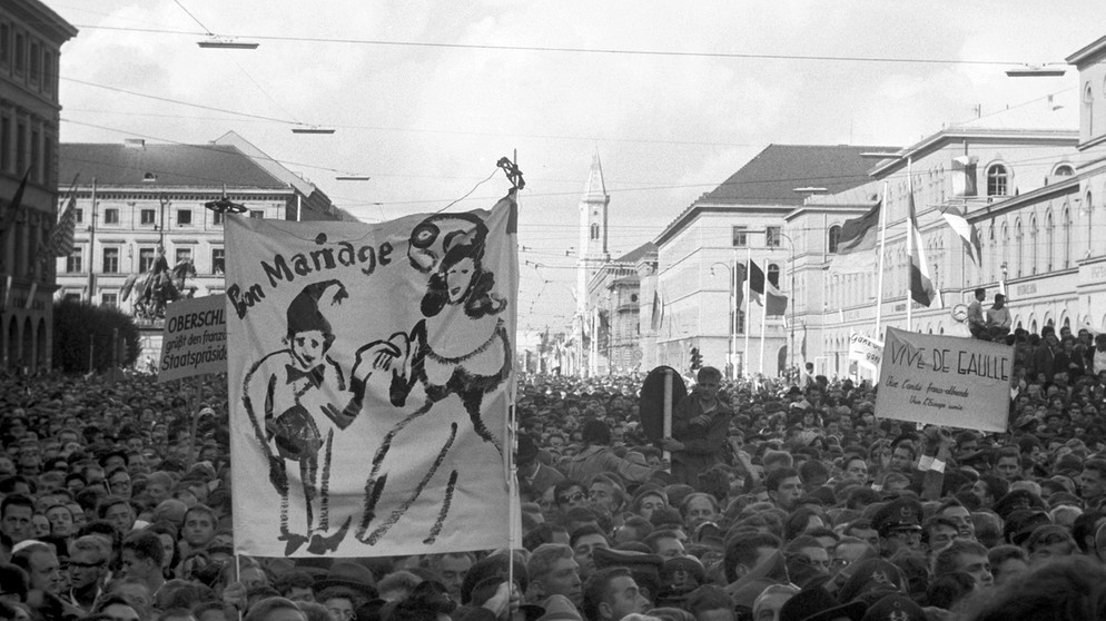 Beim München-Besuch von Charles de Gaulle am 9.9.1962 zeigt ein Besucher ein Plakat mit der Aufschrift "Bon Mariage" - "Gute Ehe" | Bild: picture-alliance/dpa