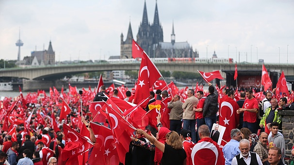 Demonstration von Türken vor dem Kölner Dom | Bild: pa/dpa/Oliver Berg
