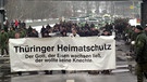 Rechtsextreme Demonstranten mit dem Transparent "Thüringer Heimatschutz" in Jena | Bild: picture-alliance/dpa