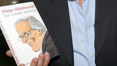 Dieter Hildebrandt mit seinem Buch "Nie wieder achtzig!" | Bild: picture-alliance/dpa