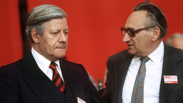Bundeskanzler Helmut Schmidt (l) unterhält sich während des Parteitags der SPD vom 19. bis 21. April 1982 in München mit Egon Bahr.  | Bild: dpa-Bildfunk/ Istvan Bajzat
