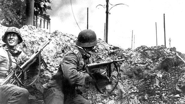  Deutsche Infanterie bei den Strassenkämpfen um Stalingrad (undatiertes Archivbild). | Bild: picture-alliance/dpa