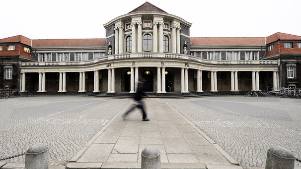Auf dem Uni-Campus geht am 02.02.2009 in Hamburg ein Passant an dem Universitäts-Hauptgebäude vorbei. | Bild: picture-alliance/dpa/Maurizio Gambarini