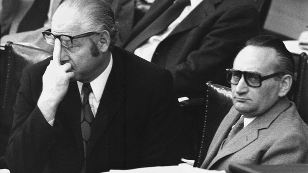 Staatssekretär Horst Grabert (l) und Egon Bahr (r) erwarten am 11. Mai 1973 im Bonner Bundestag das Abstimmungsergebnis über den Grundlagenvertrag mit der DDR. | Bild: picture-alliance/dpa