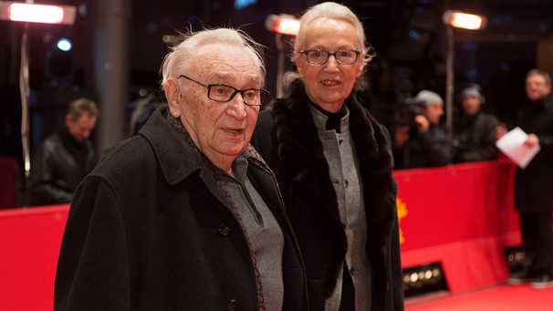 der frühere SPD-Politiker Egon Bahr und Ehefrau Adelheid kommen am 09.02.2015 in Berlin während der 65. Internationalen Filmfestspiele zu einer Filmprmiere | Bild: picture-alliance/dpa