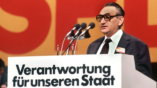 Der Bundesgeschäftsführer der SPD, Egon Bahr, hält während des Bundesparteitags in Hamburg im November 1977 vor dem übergroßen Logo seiner Partei eine Rede. | Bild: picture-alliance/dpa