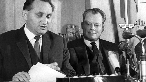 Der damalige Regierende Bürgermeister von Berlin, Willy Brandt (r, SPD) begrüÃt am 17.12.1963 auf einer Pressenkonferenz im Rathaus Schöneberg die mit Vertretern der Sowjetzone getroffene Regelung in der Passierscheinfrage.  | Bild: dpa-Bildfunk