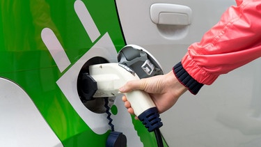 Für umweltbewusste Käufer bedingt empfehlenswert: E-Autos | Bild: picture-alliance/dpa / Daniel Kalker