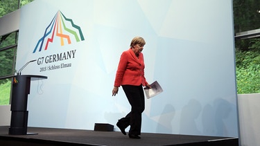 Bundeskanzlerin Angela Merkel verlässt eine Pressekonferenz während des G7-Gipfels am 08.06.2015 auf Schloss Elmau in Elmau. | Bild: picture-alliance/dpa