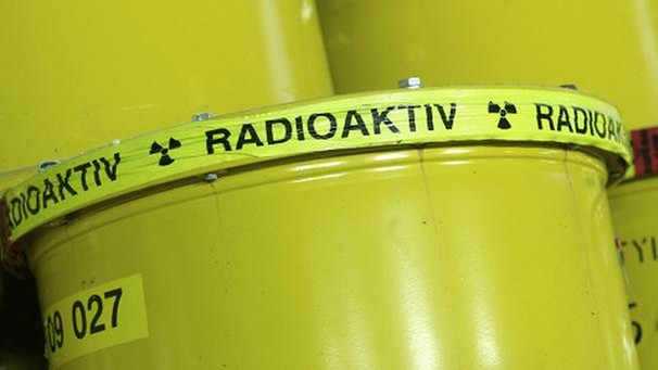 Ein Schriftzug an Fässern mit der Aufschrift «radioaktiv»  | Bild: picture-alliance/dpa