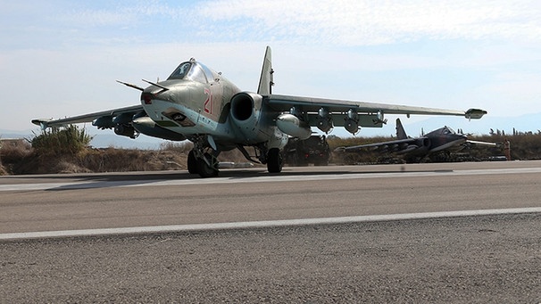 Das vom russischen Verteidigungsministerium zur Verfügung gestellte Foto zeigt ein russisches Erdkampfflugzeug vom Typ Su-25 auf der Startbahn der syrischen Luftwaffenbasis Hmeymim.  | Bild: Vadim Savitsky/Russisches Verteidigungsministerium/EPA/dpa