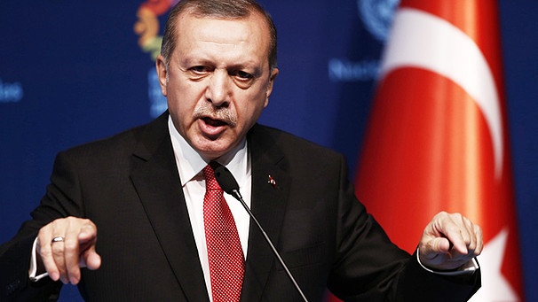 Recep Tayyip Erdogan spricht während einer Pressekonferenz | Bild: picture-alliance/dpa