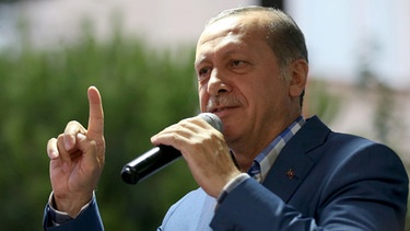 Erdogan nach Putschversuch vor Anhängern in Istanbul | Bild: dpa-Bildfunk