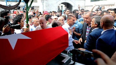 Präsident Erdogan am 17. Juli 2016 bei der Trauerfeier für ein Opfer des Putsches  | Bild: pa/dpa/Tolga Bozoglu