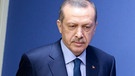Der türkische Ministerpräsident Recep Tayyip Erdogan in Ankara bei einer Pressekonferenz.  | Bild: dpa-Bildfunk/Kai Nietfeld