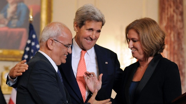 Der palästinensische Chefunterhändler Saeb Erekat, US-Außenminister John Kerry, Israels Justizministerin Tzipi Livni (v.l.n.r.) | Bild: picture-alliance/dpa