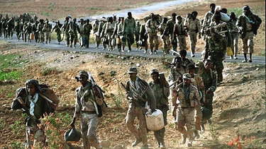 Eritreische Soldaten marschieren an die Front | Bild: picture-alliance/dpa