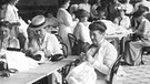 Frauen nähen Wäsche für Verwundete, 1914 | Bild: sz-foto